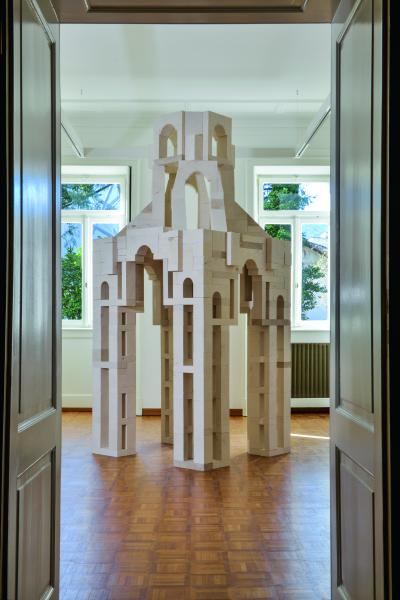 Conrad Willems (Ostende, 1983), Construction, 2017, 500 Blöcke aus beigem Borrèze-Sandstein, 275 x 120 x 110 cm, Courtesy the artist, © Photo: Pierre Maulini
